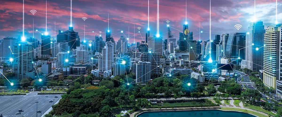 物聯網通訊技術比較示意圖：Wi-Fi、LoRa、NB-IoT 與 4G 分別適合不同距離、資料量與供電條件的場域，透過閘道器與電信網路將現場資料回傳雲端平台。