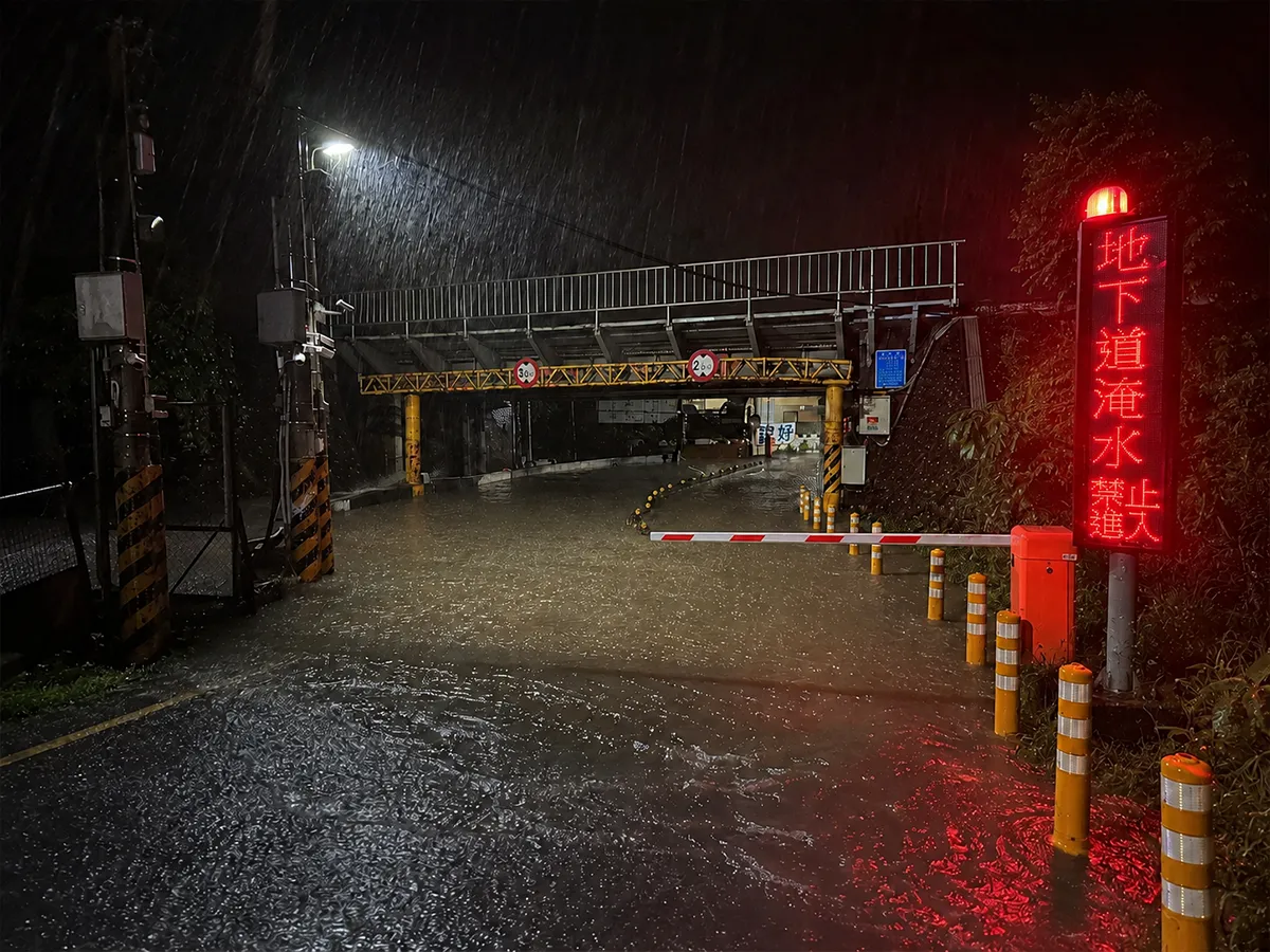 地下道淹水入口封閉警示，警示燈與告示牌阻止車輛駛入