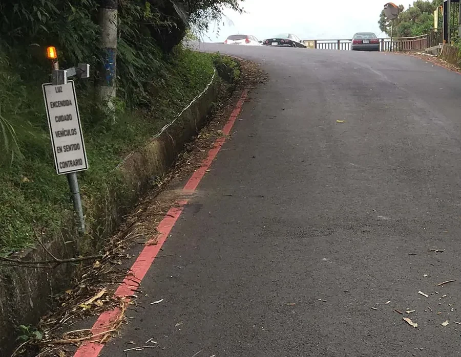 Instalación en sitio del sistema inteligente de alerta de seguridad vial para caminos de montaña en las montañas de Chiayi