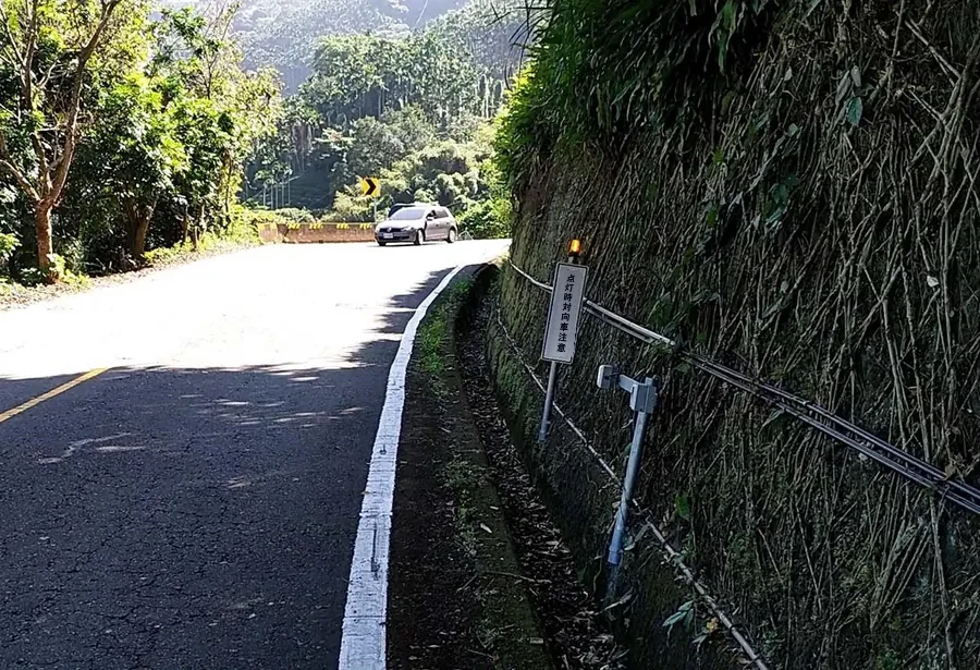 嘉義の山間部におけるスマート山間部道路安全警報システムの設置現場