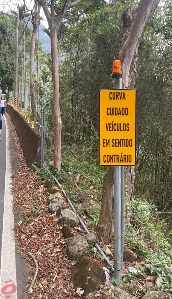 Instalação em campo do sistema inteligente de alerta de segurança viária para estradas de montanha nas montanhas de Chiayi