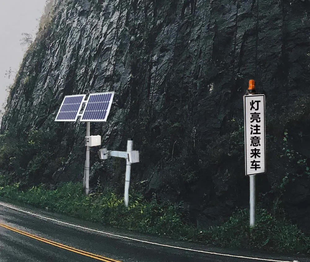 智能山区道路安全警示装置设置于山区道路路侧
